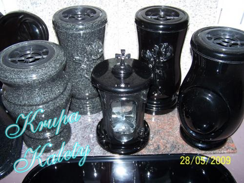 Wazony, lampiony i podstawki z tworzyw sztucznych.