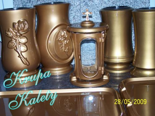 Wazony, lampiony i podstawki z tworzyw sztucznych.