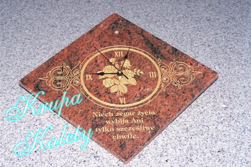 Zegar granitowy - piaskowane napisy.