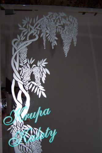 Lustro z piaskowanym ornamentem.