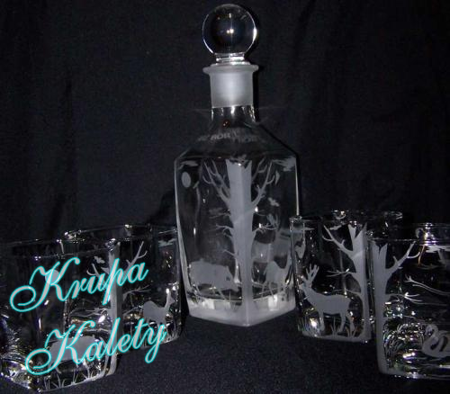 Karafka i szklanki. Piaskowane motywy myśliwskie.