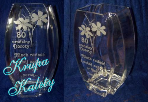 Wazon grawerowany prezent na urodziny.