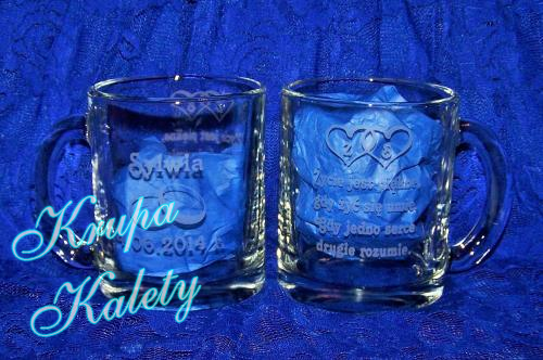 Kubek z piaskowanym grawerem.