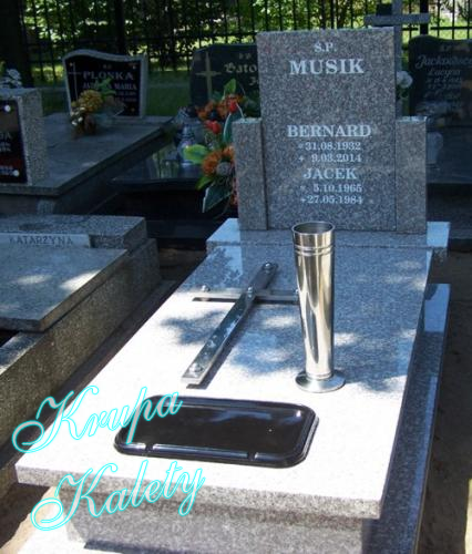 Nagrobek granitowy.